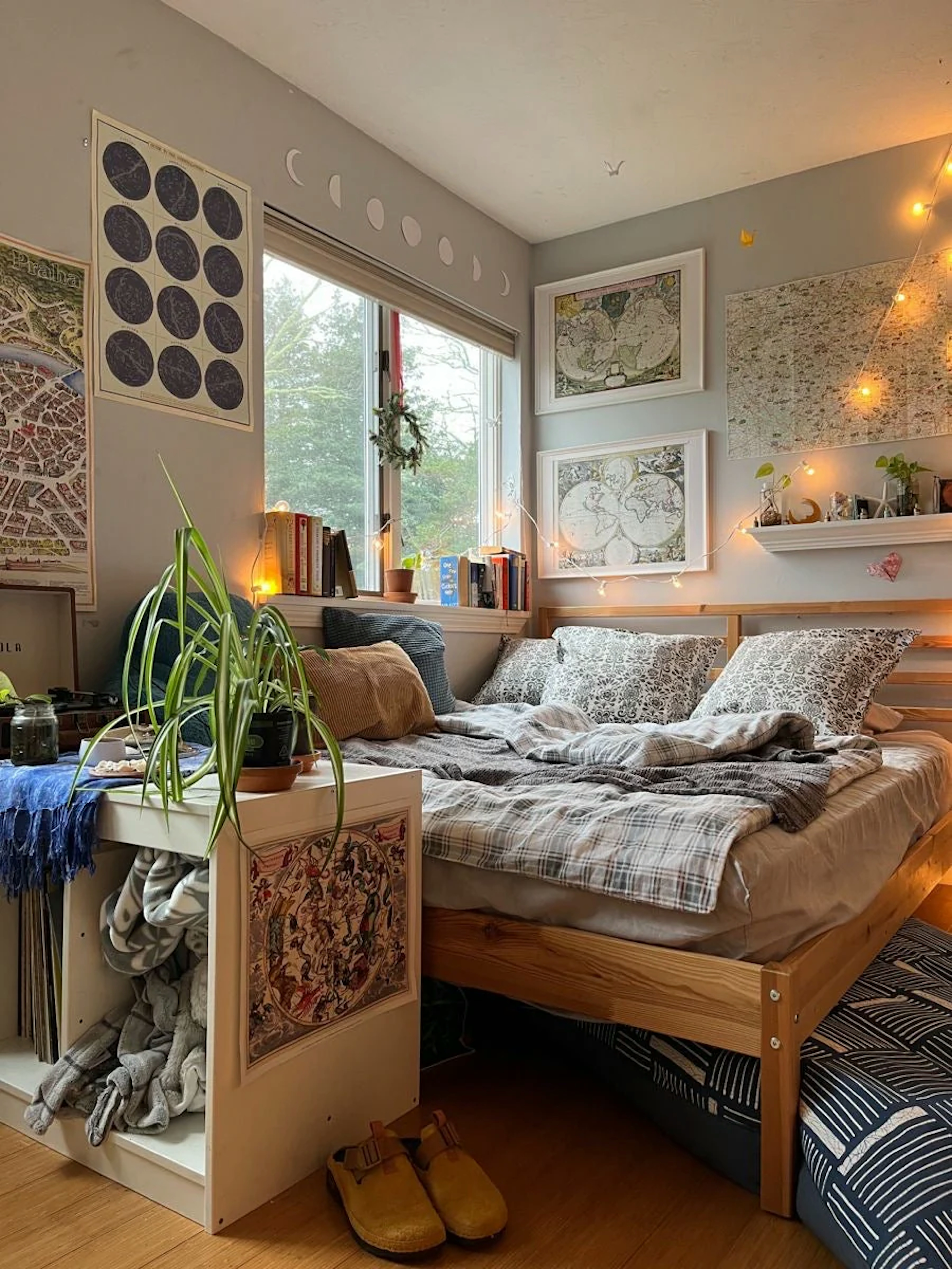 COLLEGE DORM ROOM DECOR